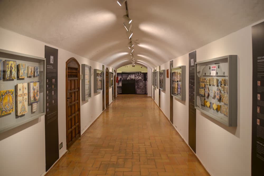 Salle du sous-sol du Musée des Arts et Traditions Populaires de Séville