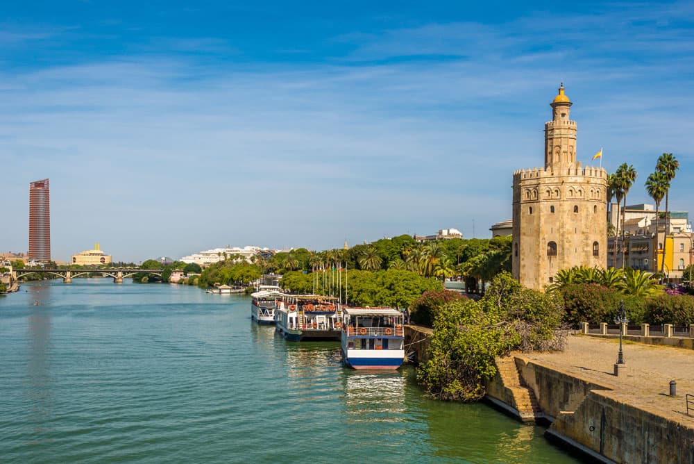 Vue sur le Guadalquivir et la Torre del Oro à Séville